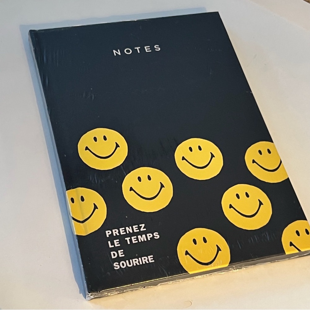 SMILEY LINED NOTEBOOK
NEW SHRINK WRAPPED BLACK NWT